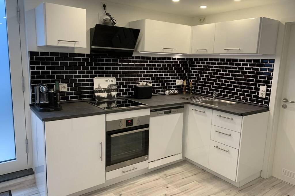 Modern Renovated Apartment Suited For Business Consultants - In Close Distance To Dt, Dhl And Un Campus - Reserved Parking بون المظهر الخارجي الصورة