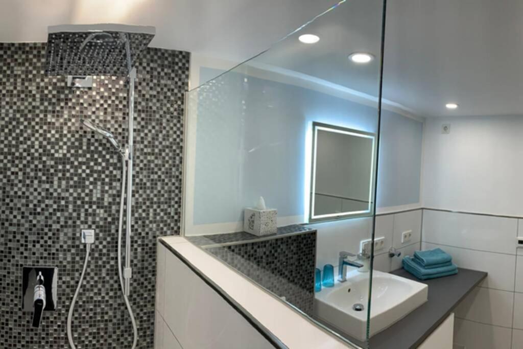Modern Renovated Apartment Suited For Business Consultants - In Close Distance To Dt, Dhl And Un Campus - Reserved Parking بون المظهر الخارجي الصورة